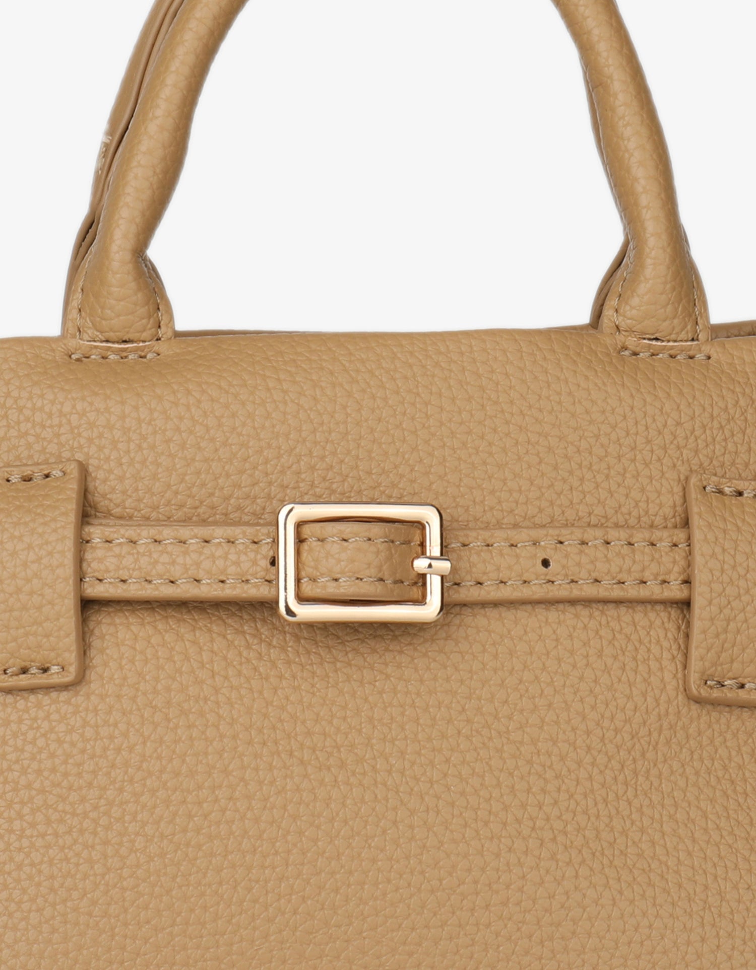 Close-up of a light tan handbag with a gold buckle_Remi and Reid